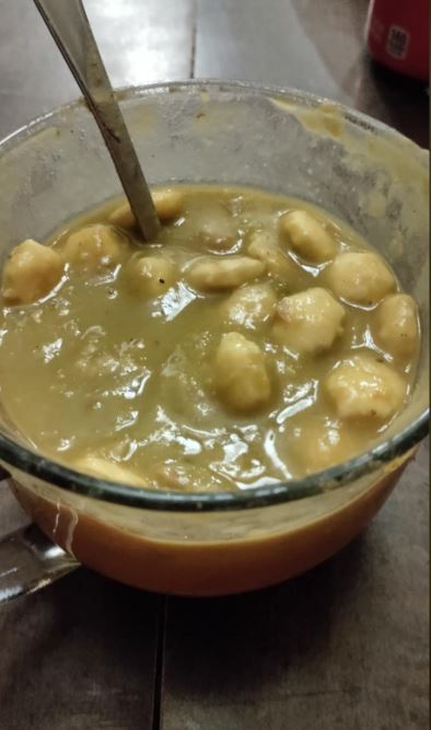 Split Pea Soup with Oyster Crackers